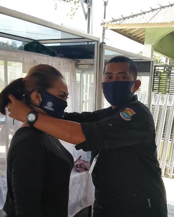 Pengurus Karang Taruna Kabupaten Tangerang membagikan masker kepada pengguna jalan di kawasan Pasar Kresek, Jumat (17/4/2020).