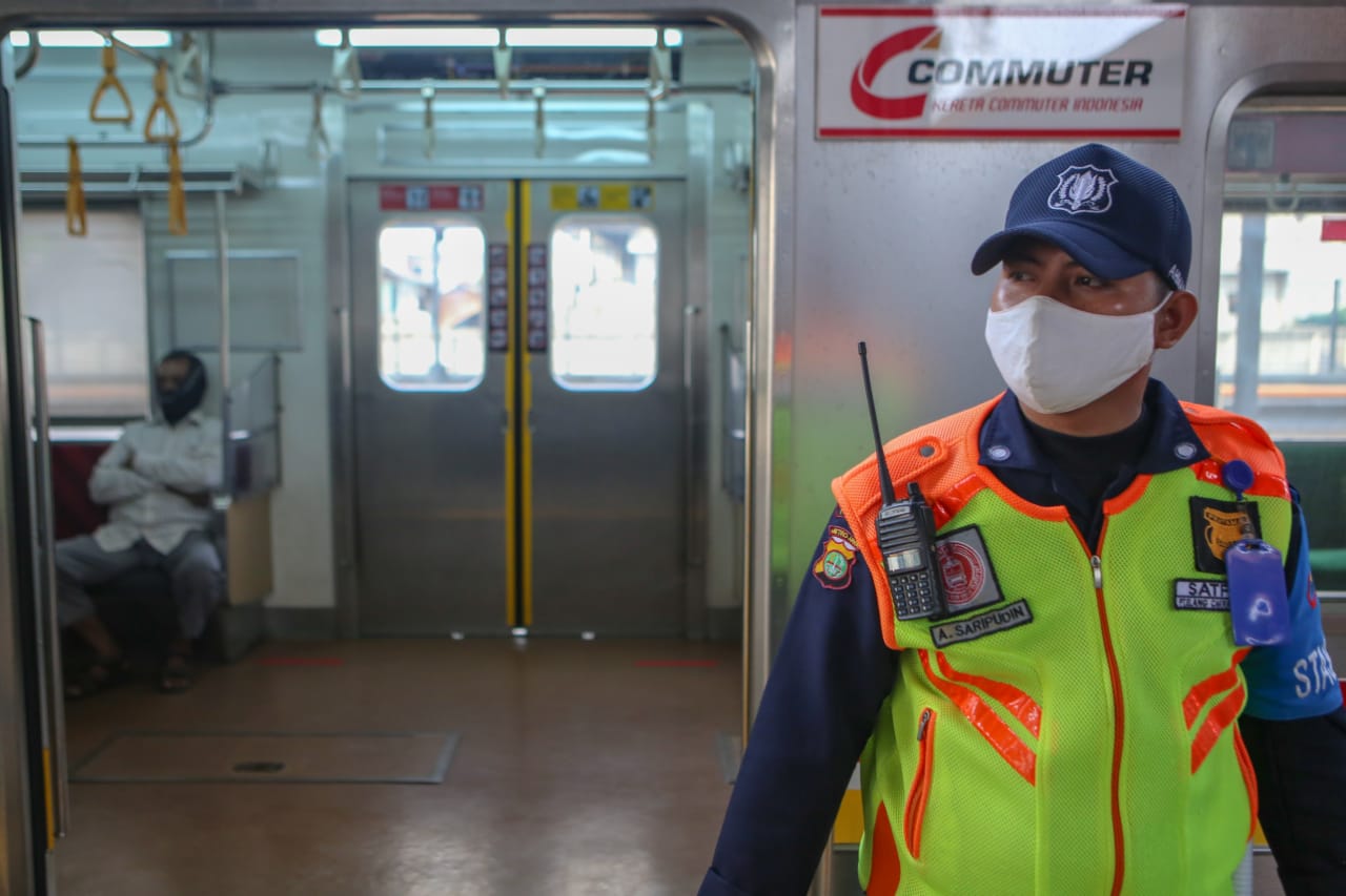 Suasana di Stasiun Tangerang kereta rel listrik (KRL), Kecamatan Tangerang, Kota Tangerang.