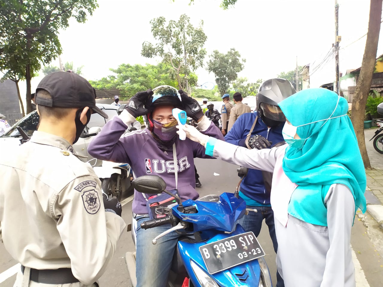 Petugas saat melakukan check point Sandratek kepada para pengendara di Jalan Ir. H. Juanda, Ciputat Timur, Tangsel, Sabtu (18/4/2020).