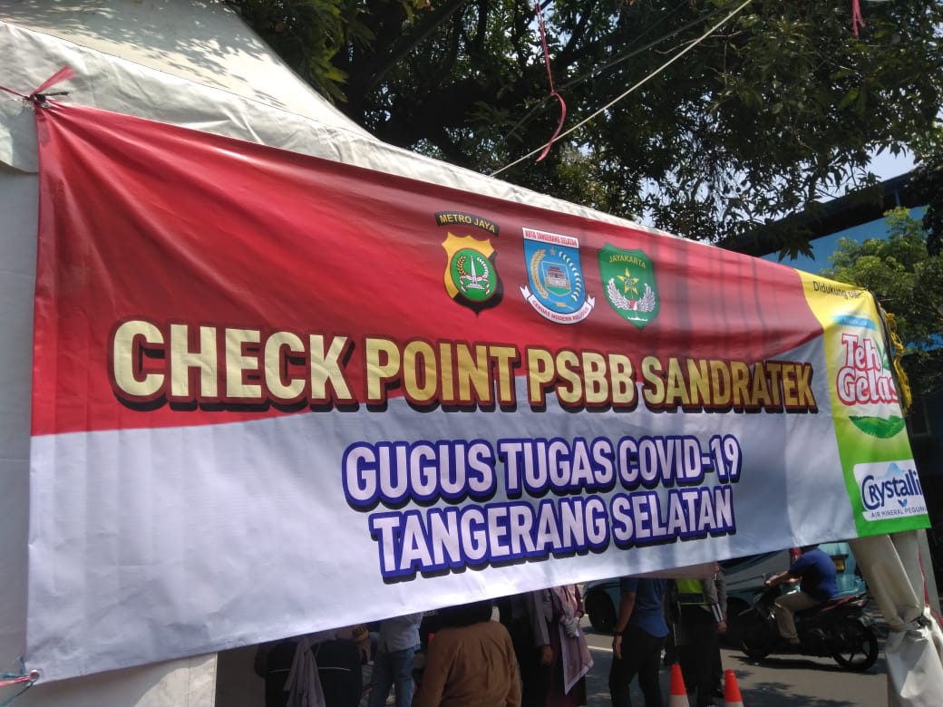 Posko chek point PSBB di Jalan Ir. H. Juanda, Tangsel.