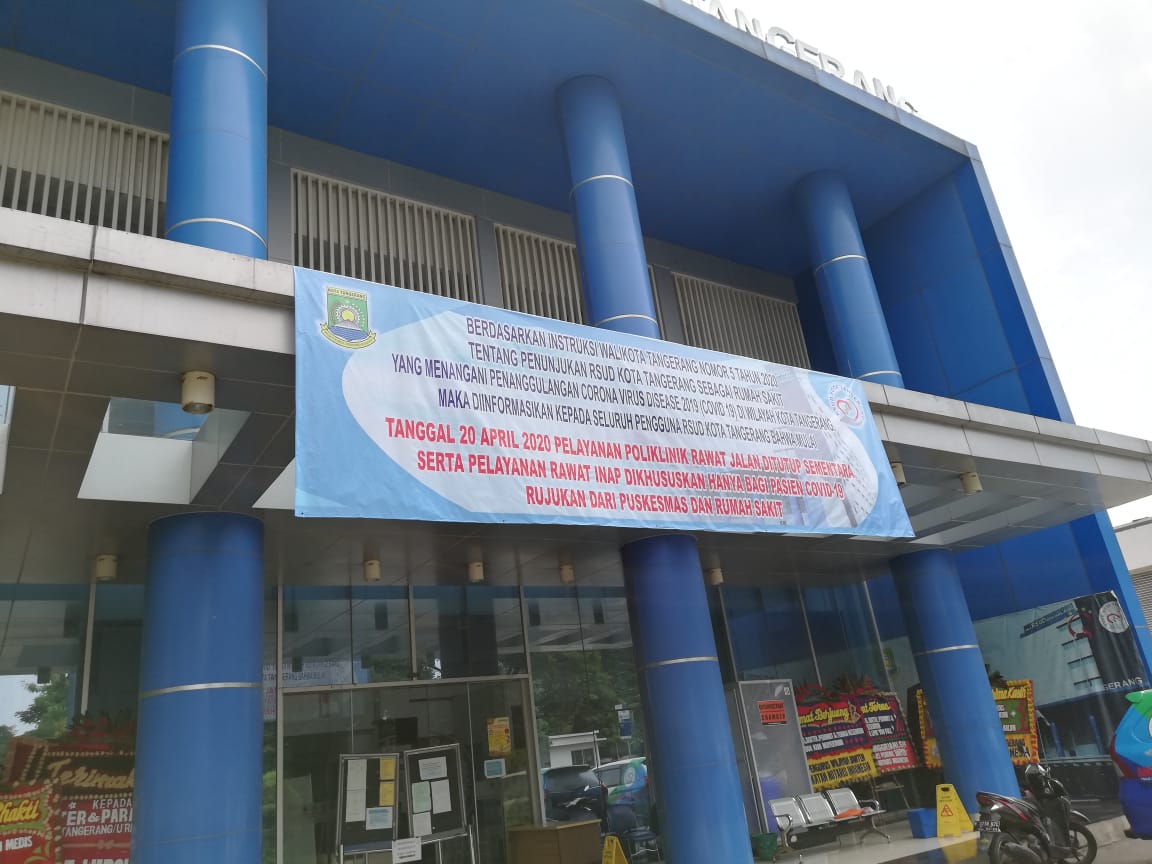 Banner pengumuman RSUD Kota Tangerang hanya menerima pasien COVID-19, Minggu (19/4/2020).
