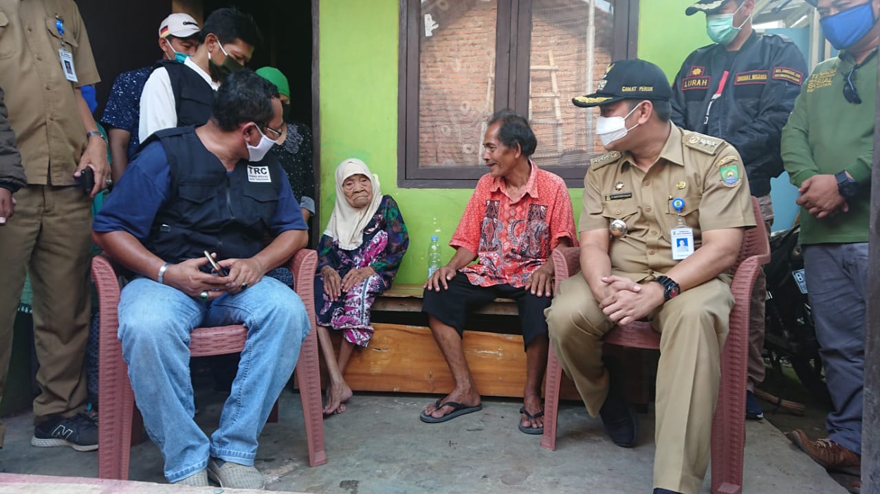 Camat Periuk Maryono Hasan didampingi petugas Dinas Sosial bersama keluarga Hatima mengklarifikasi informasi ditelantarkannya Hatima, Minggu (19/4/2020).