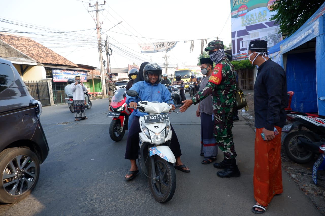 Para Guru Ponpes Daarul Muttaqien saat membagikan Masker ke pedagang asongan di simpang Tiga Cadas, Kecamatan Sepatan, Kabupaten Tangerang, Senin (21/4/2020).