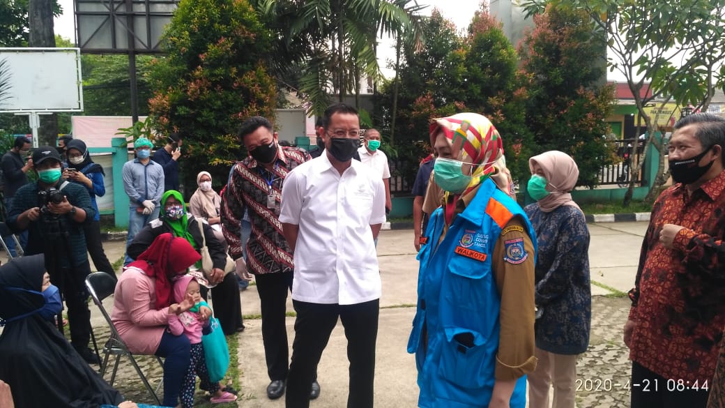 Menteri Sosial Juliari P Batubara saat memberikan bantuan sembako kepada warga di Kantor Kelurahan Sawah, Ciputat, Kota Tangsel, Selasa (21/4/2020).
