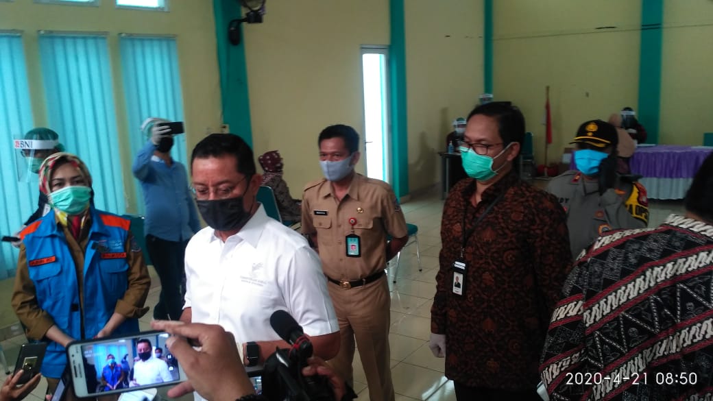 Menteri Sosial Juliari P Batubara saat memberikan bantuan sembako kepada warga di Kantor Kelurahan Sawah, Ciputat, Kota Tangsel, Selasa (21/4/2020).