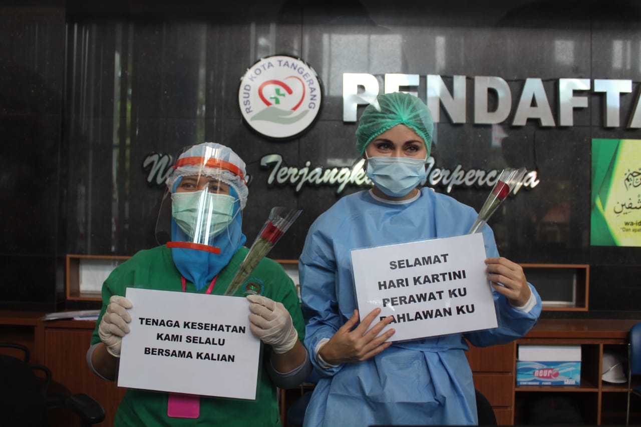 Foto bersama dokter dan perawat RSUD Kota Tangerang dalam momen Hari Kartini, Selasa (21/4/2020).
