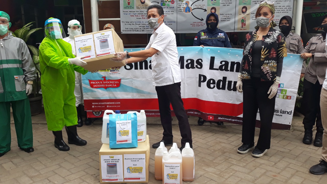 Sinar Mas Land memberikan bantuan kepada Tujuh Puskesmas di Tangerang Selatan.