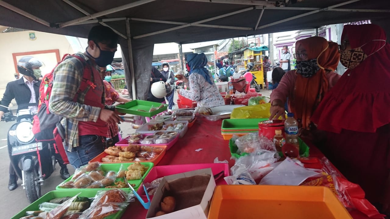 Suasana Pedagang Takjil dan pembeli di kawasan kuliner Pasar Lama Kota Tangerang, Jumat (24/4/2020).