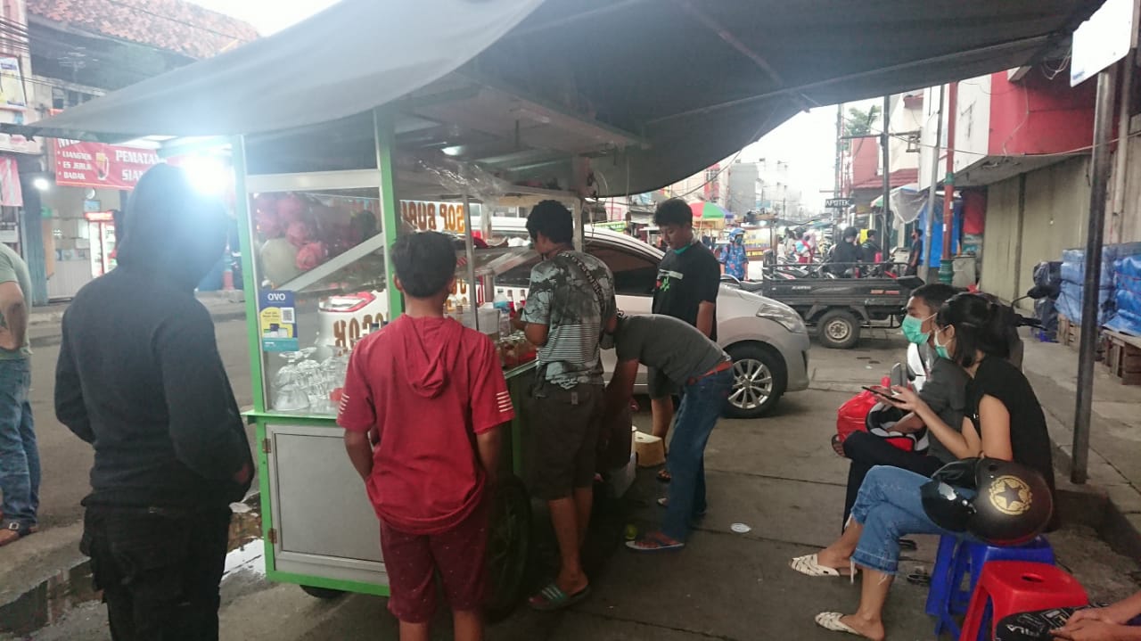 Suasana Pedagang Takjil dan pembeli di kawasan kuliner Pasar Lama Kota Tangerang, Jumat (24/4/2020).