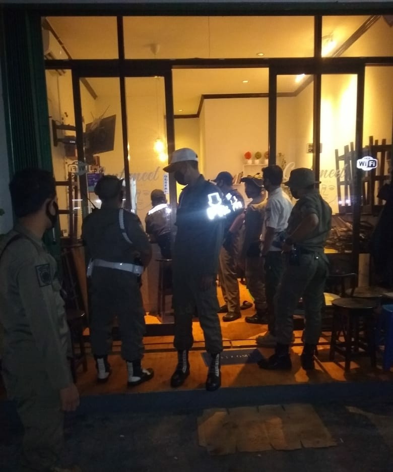 Anggota Satpol PP melakukan monitoring untuk melakukan imbauan ke beberapa tempat Kota Tangerang Selatan, Kecamatan Pamulang, Minggu (26/4/2020) malam.