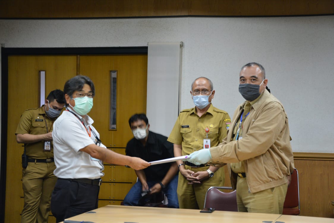 Bupati Tangerang Ahmed Zaki Iskandar saat meninjau ke pabrik PT. EDS Manufacturing Indonesia (PEMI) , Senin (27/4/2020).