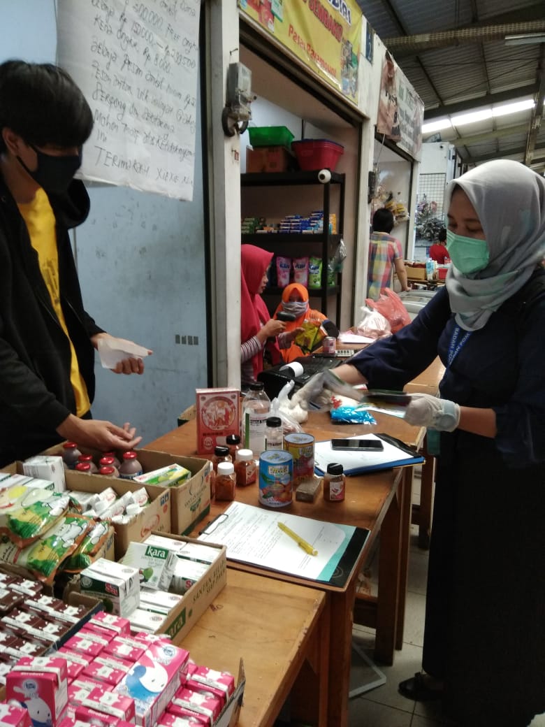 Petugas Badan POM Kabupaten Tangerang saat melakukan pemeriksaan makanan di Pasar Kecamatan Kelapa Dua.