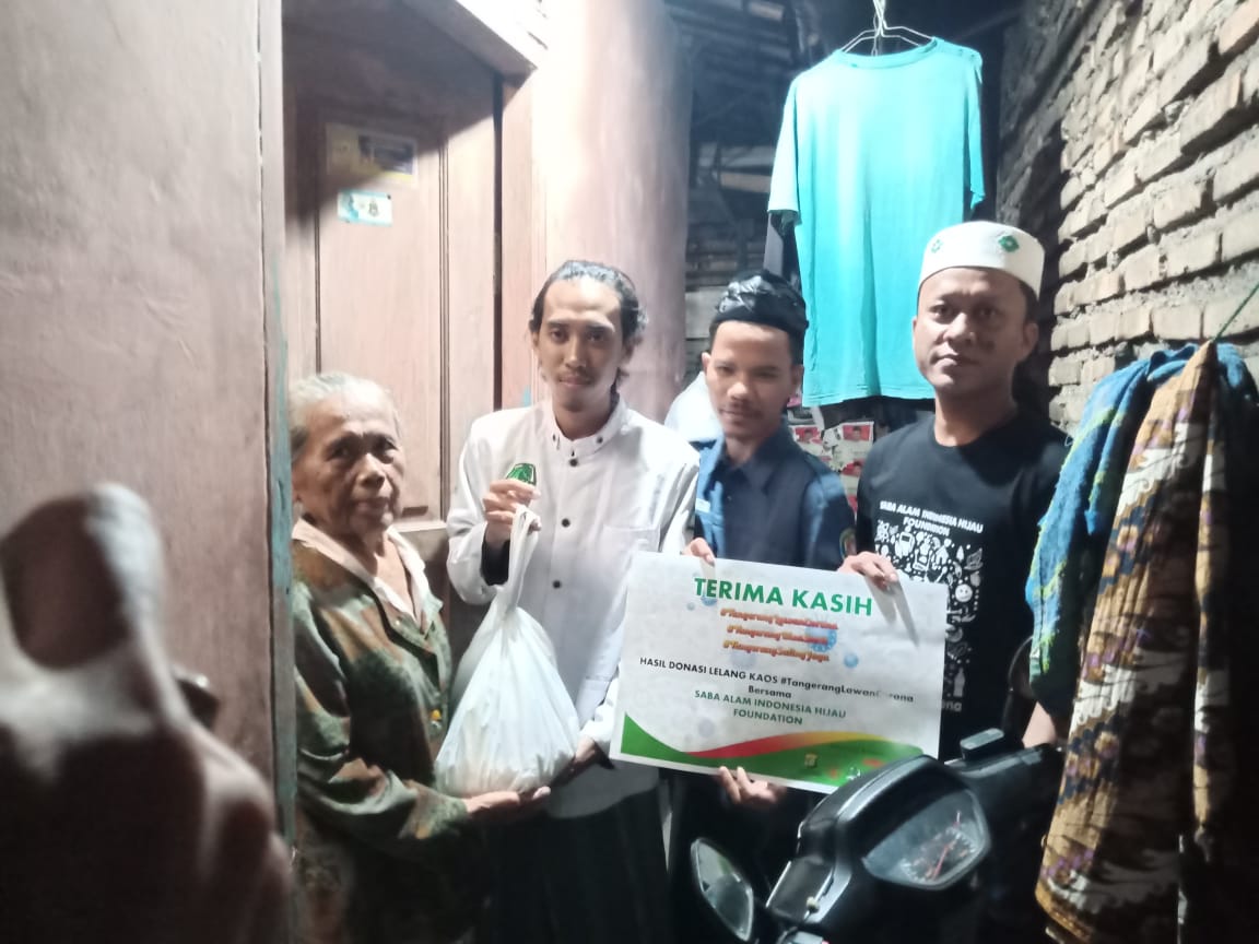 Relawan #TangerangLawanCorona SAIH Foundation Daniel Nainggolan saat menyerahkan bantuan paket sembako ke warga di Kota Tangerang, Rabu (29/4/2020).