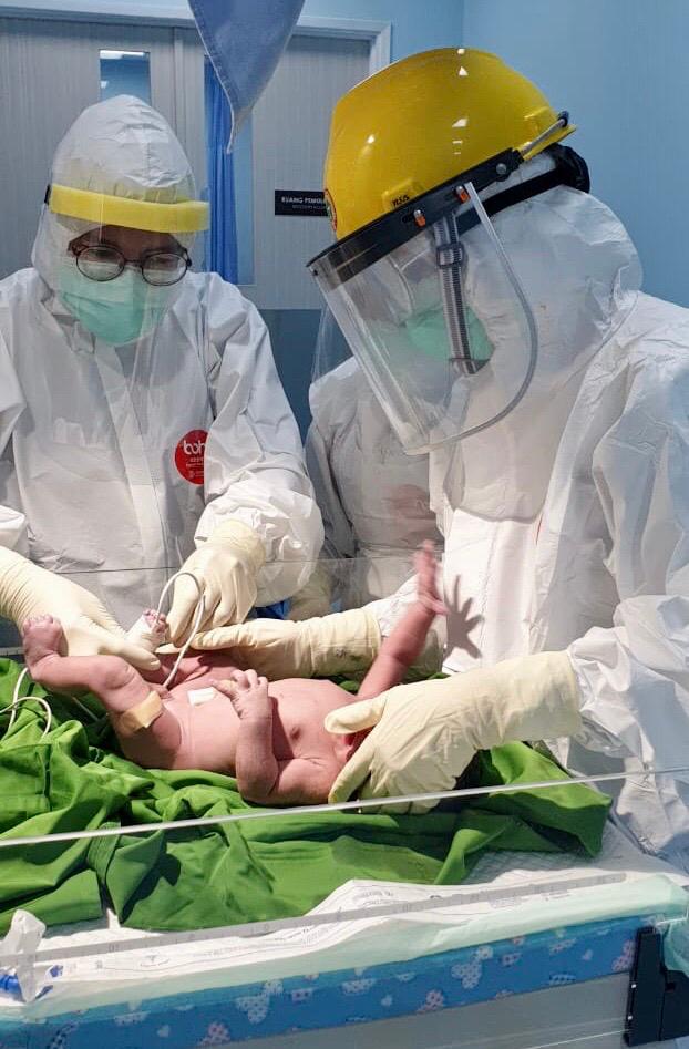 Tim Dokter RS Siloam Tangerang membantu proses kelahiran bayi dari ibu positif COVID-19 dengan dilengkapi Alat Pelindung Diri (APD), Rabu (29/4/2020)
