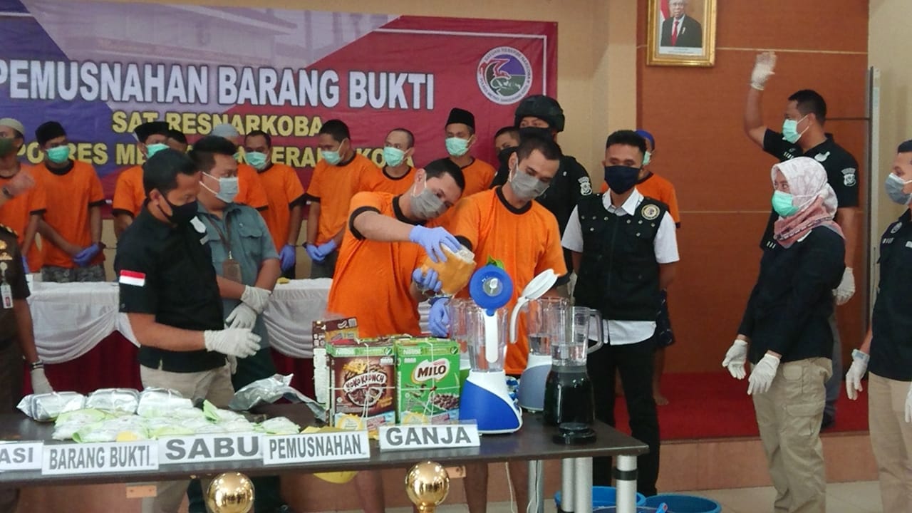 Pelaku sedang memusnahkan barang bukti narkoba jenis sabu-sabu dan ekstasi ke dalam blender, di dampingi polres Metro Tangerang Kota, Rabu (29/4/2020).