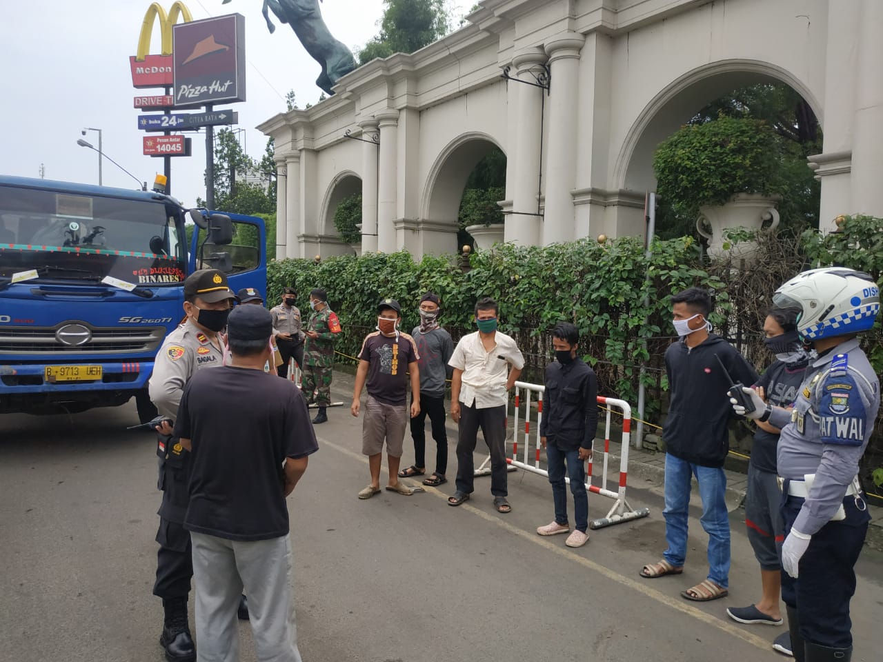 Petugas cek poin PSBB saat memeriksa tujuh pria yang akan mudik menggunakan kontainer di Cikupa, Kamis (30/4/2020).