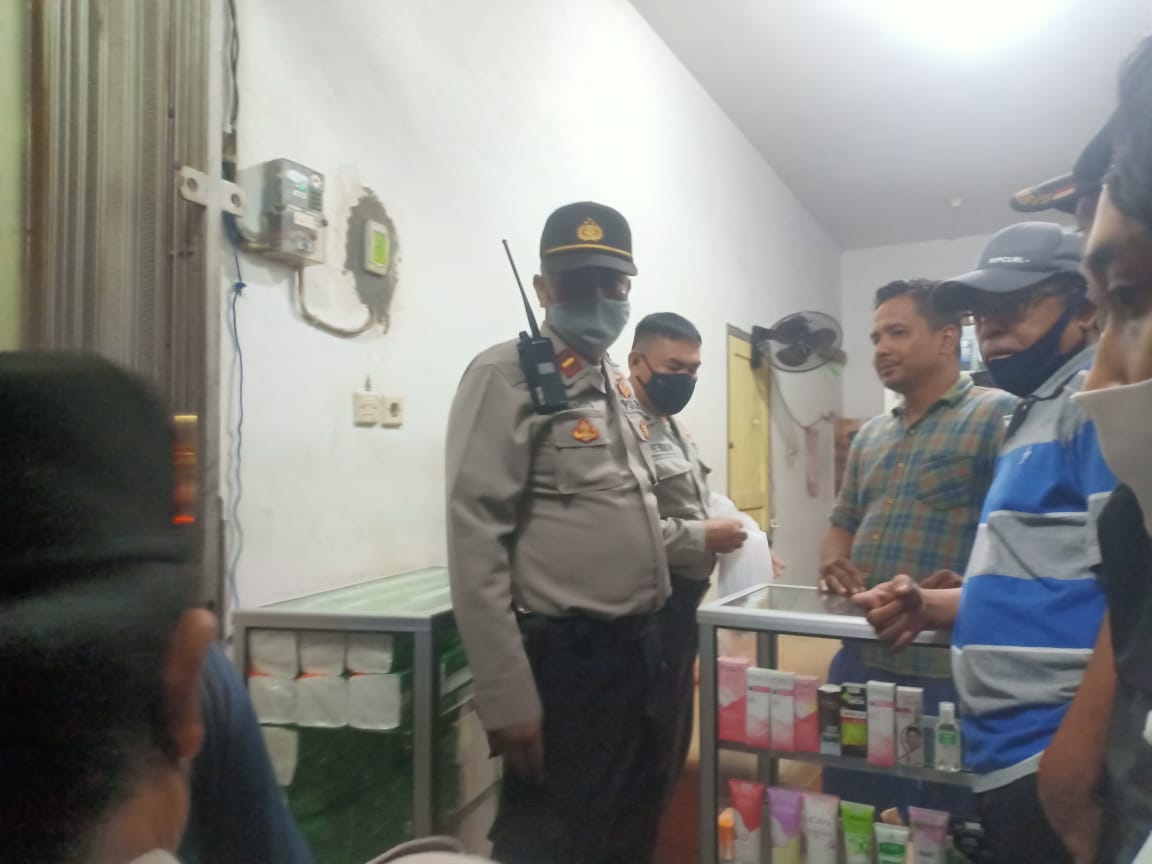 Polisi saat memeriksa toko yang diduga menjual obat-obat keras di Jalan Raya Poris, Cipondoh, Kota Tangerang, Kamis 30 April 2020.
