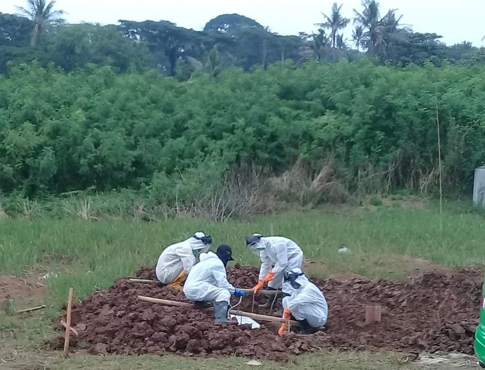 Proses pemakaman PDP COVID-19 asal Desa Cangkudu, Balaraja di TPU Buniayu, Kecamatan Sukamulya, Jumat (1/5/2020).