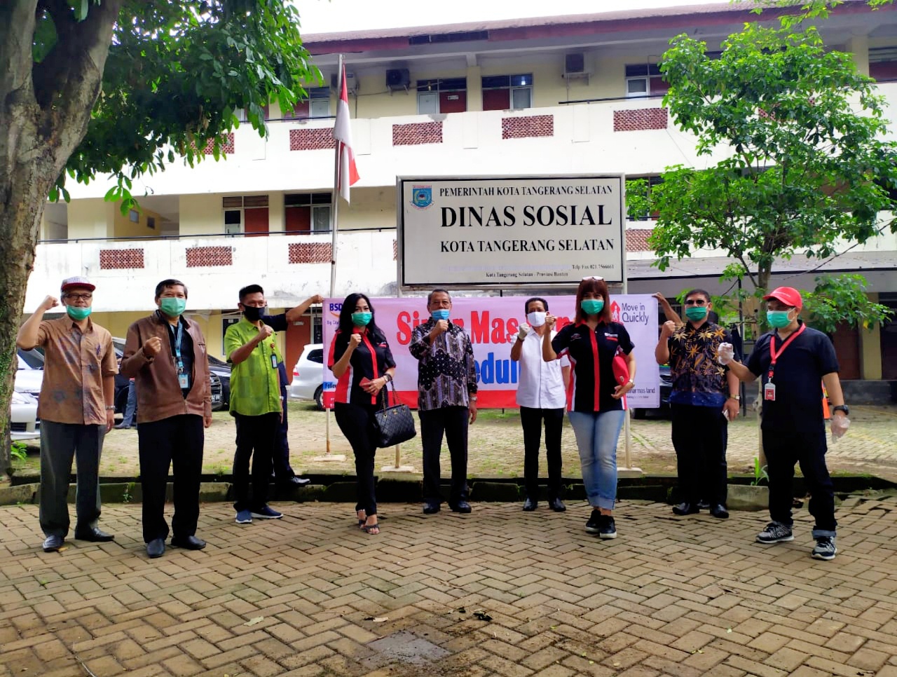 Sinar Mas Land memberikan bantuan paket bahan pangan untuk warga Tangsel.