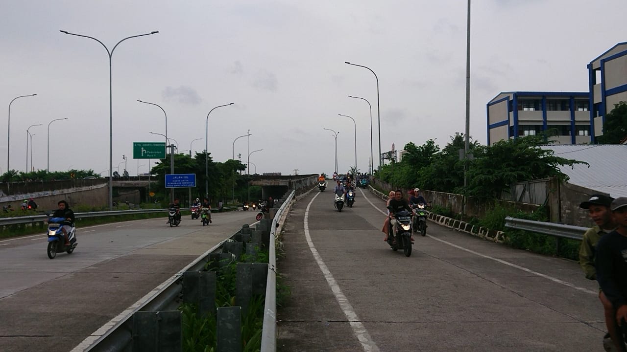 Suasana sore di kawasan Perumahan Metland, Karang Tengah, Kota Tangerang, Jumat (1/5/2020).