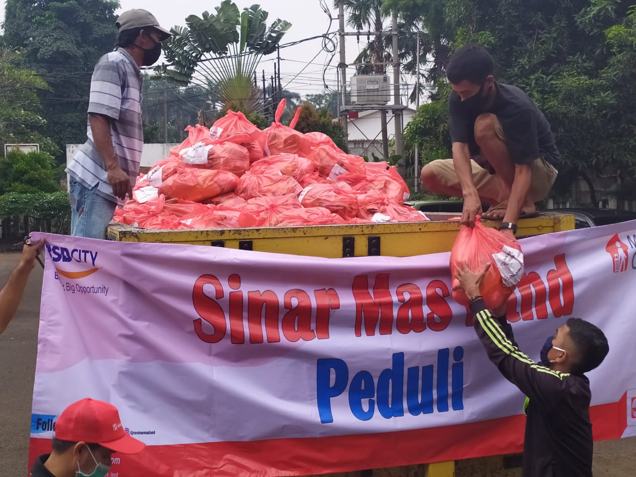 Sinar Mas Land memberikan bantuan paket bahan pangan untuk warga Tangsel.