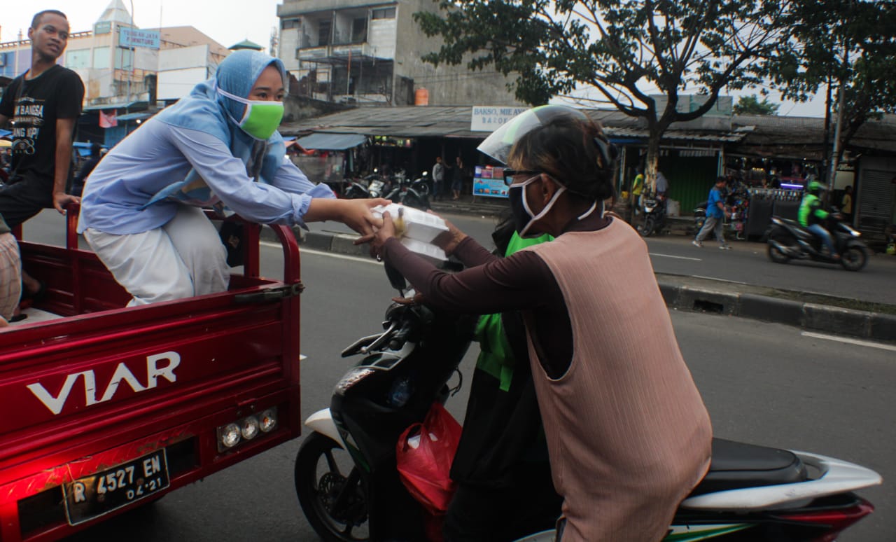 Mahasiswa menyiapkan makanan siap saji untuk dibagikan kepada warga terdampak Covid-19 di wilayah Ciledug, Kota Tangerang, Sabtu (2/5/2020).