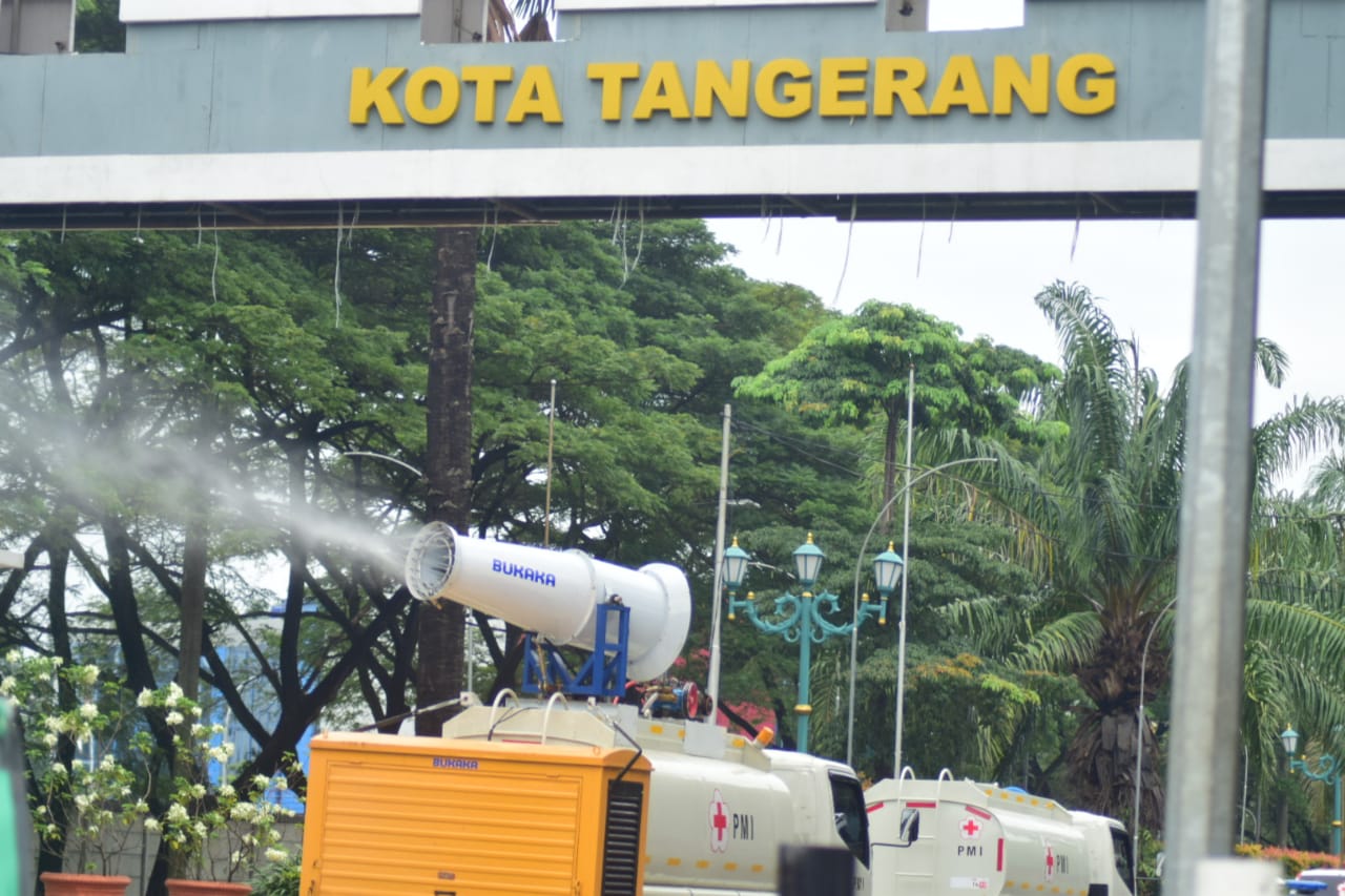 Mobil Gunner PMI sedang menyemprotkan cairan disinfektan di beberapa wilayah Kota Tangerang, Sabtu (2/5/2020).