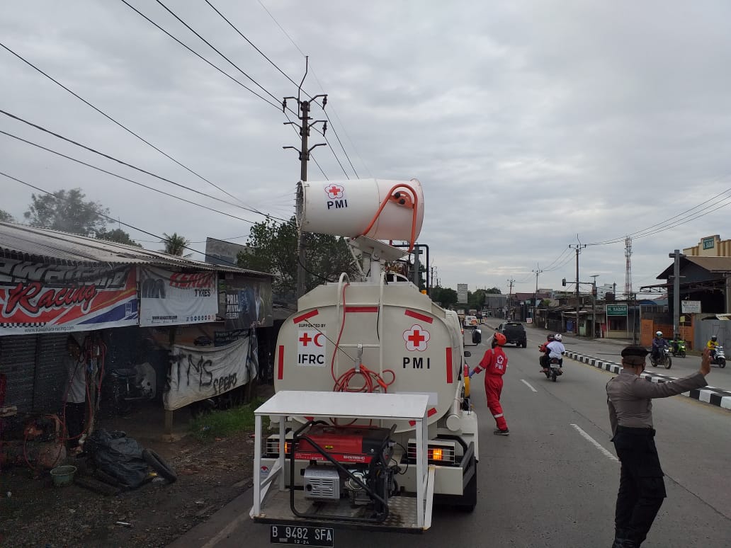 Mobil Gunner menyemprotkan disinfektan di beberapa jalan di Kabupaten Tangerang, Sabtu (2/5/2020).