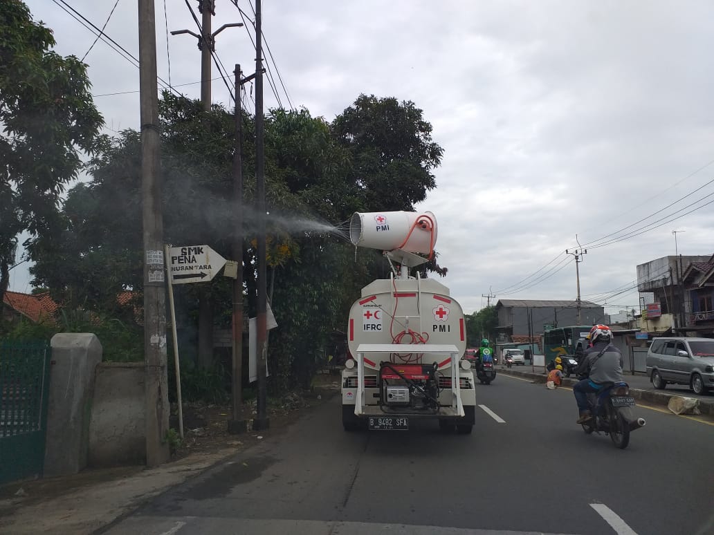 Mobil Gunner menyemprotkan disinfektan di beberapa jalan di Kabupaten Tangerang, Sabtu (2/5/2020).