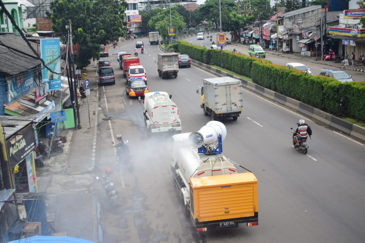 Mobil Gunner PMI sedang menyemprotkan cairan disinfektan di beberapa wilayah Kota Tangerang, Sabtu (2/5/2020).