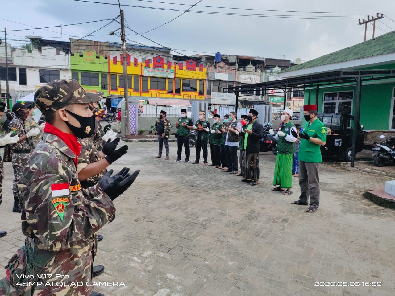 Aksi sosial Gerakan Pemuda Ansor Curug membagikan masker kepada pengendara yang melintas di Jalan PLP Curug, Minggu (3/5/2020).