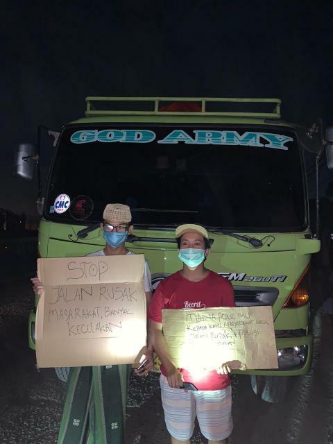 Sejumlah warga Selapajang Jaya memblokir truk tanah di Jalan Marsekal Suryadarma, Kecamatan Neglasari, Kota Tangerang, Sabtu (2/5/2020) malam.