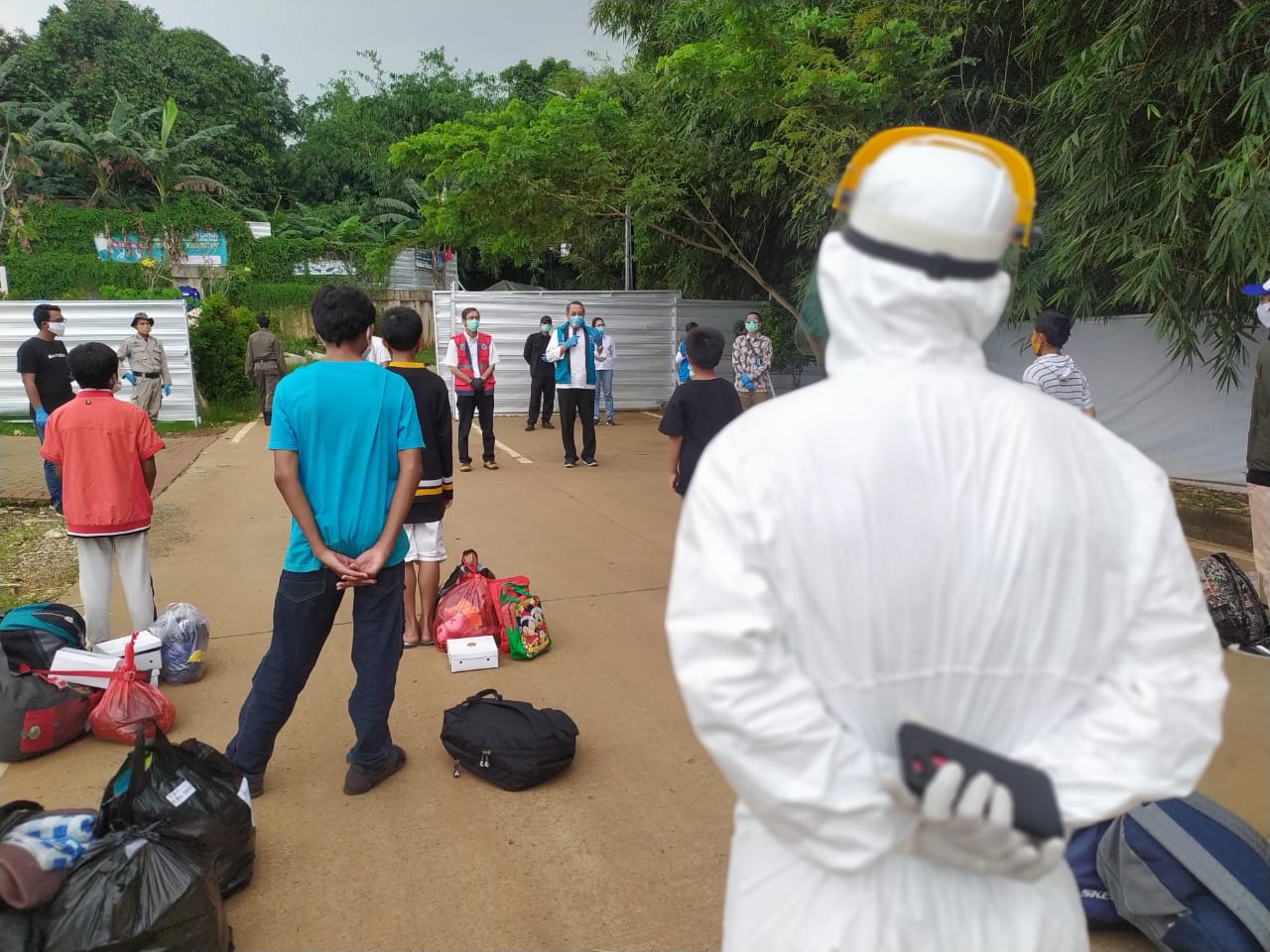 Wakil Wali Kota Tangsel Benyamin Davnie saat menyerahkan surat pernyataan sehat bagi ke-11 orang yang dinyatakan ODP.