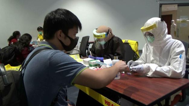 Sandiaga Uno saat memimpin relawannya dalam kegiatan rapid test massal imigran di Bandara Soekarno-Hatta, Senin (4/5/2020).