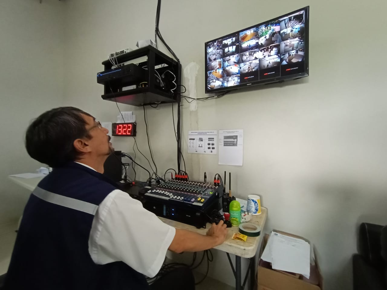 Kepala Bidang Penanganan Satuan Gugus Tugas COVID-19 Kota Tangsel, Suhara Manullang saat memantau pasien yang dikarantina melalui layar CCTV, Selasa (5/5/2020).