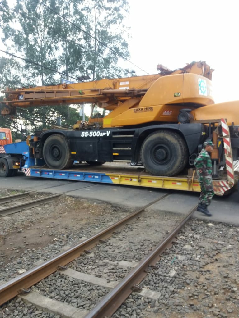 Tampak sebuah truk pengangkut kendaraan berat mogok di tengah pintu perlintasan Stasiun Tanah Tinggi, Kota Tangerang, Rabu (6/5/2020) pagi.