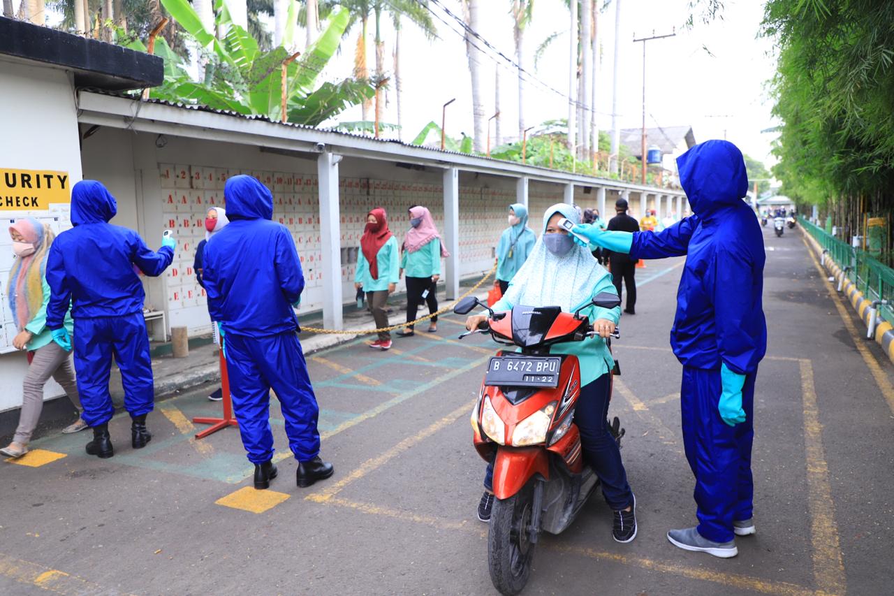Dinas Ketenagakerjaan Kota Tangerang melakukan sidak PSBB di PT Tuntex Garment, di Jalan Moh Toha Km 2 No 29, Kelurahan Bugel, Kecamatan Tangerang, Kota Tangerang, Selasa (5/5/2020).