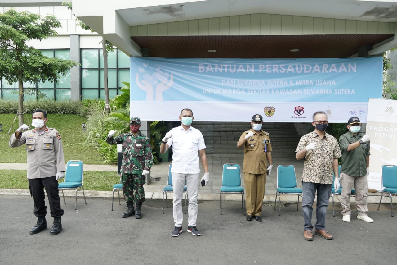 Warga Sindang Jaya saat mendapatkan bantuan paket sembako dari pengembang Cluster Suvarna Sutera (PT Delta Mega Persada).