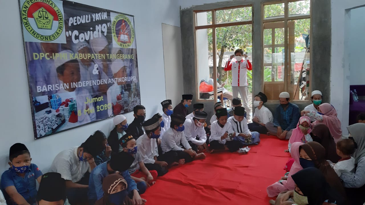 DPC Ikatan Penasihat Hukum Indonesia (DPC-IPHI) Kabupaten Tangerang dan LSM Barisan Independen Antikorupsi (Biak), menyantuni 250 anak yatim, Jumat (8/5/2020).