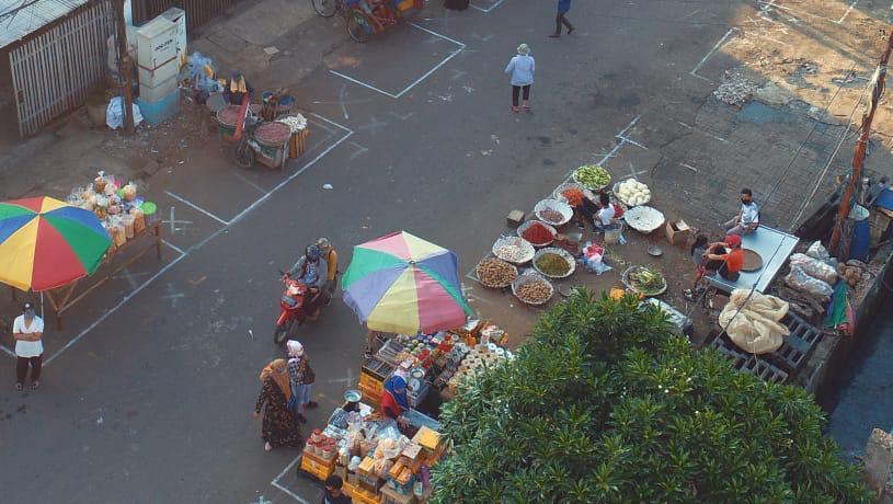 Suasana di Pasar Anyar Kota Tangerang yang menerapkan physical distancing.