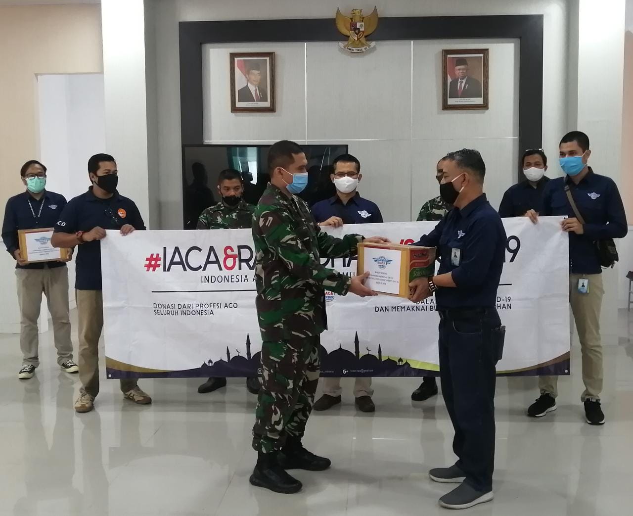 Ketua Umum IACA Abdul Syukur secara simbolis menyerahkan bantuan bahan pangan kepada Komandan Kodim 0506/Tangerang Kolonel Infanteri Wisnu Kurniawan.