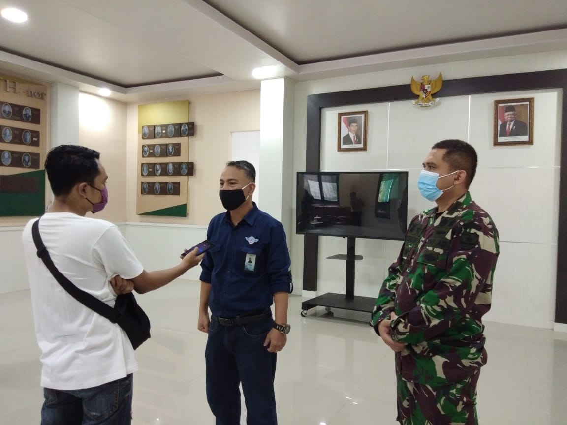 Ketua Umum IACA Abdul Syukur secara simbolis menyerahkan bantuan bahan pangan kepada Komandan Kodim 0506/Tangerang Kolonel Infanteri Wisnu Kurniawan.