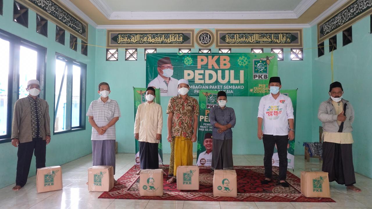 Ketua DPC PKB Kabupaten Tangerang Nur Kholis saat menyerahkan bantuan paket sembako kepada guru ngaji, Minggu (10/5/2020).