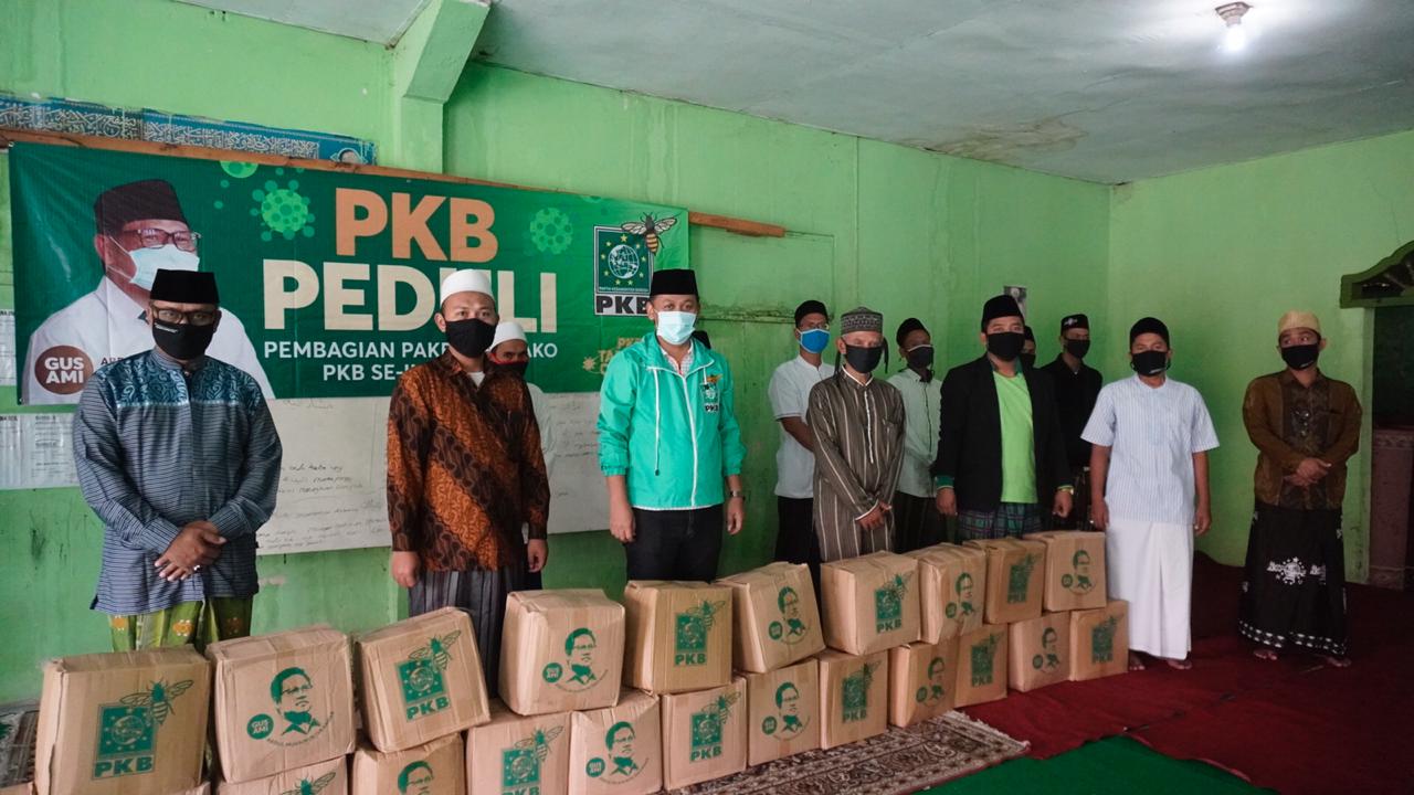 Ketua DPC PKB Kabupaten Tangerang Nur Kholis saat menyerahkan bantuan paket sembako kepada guru ngaji, Minggu (10/5/2020).