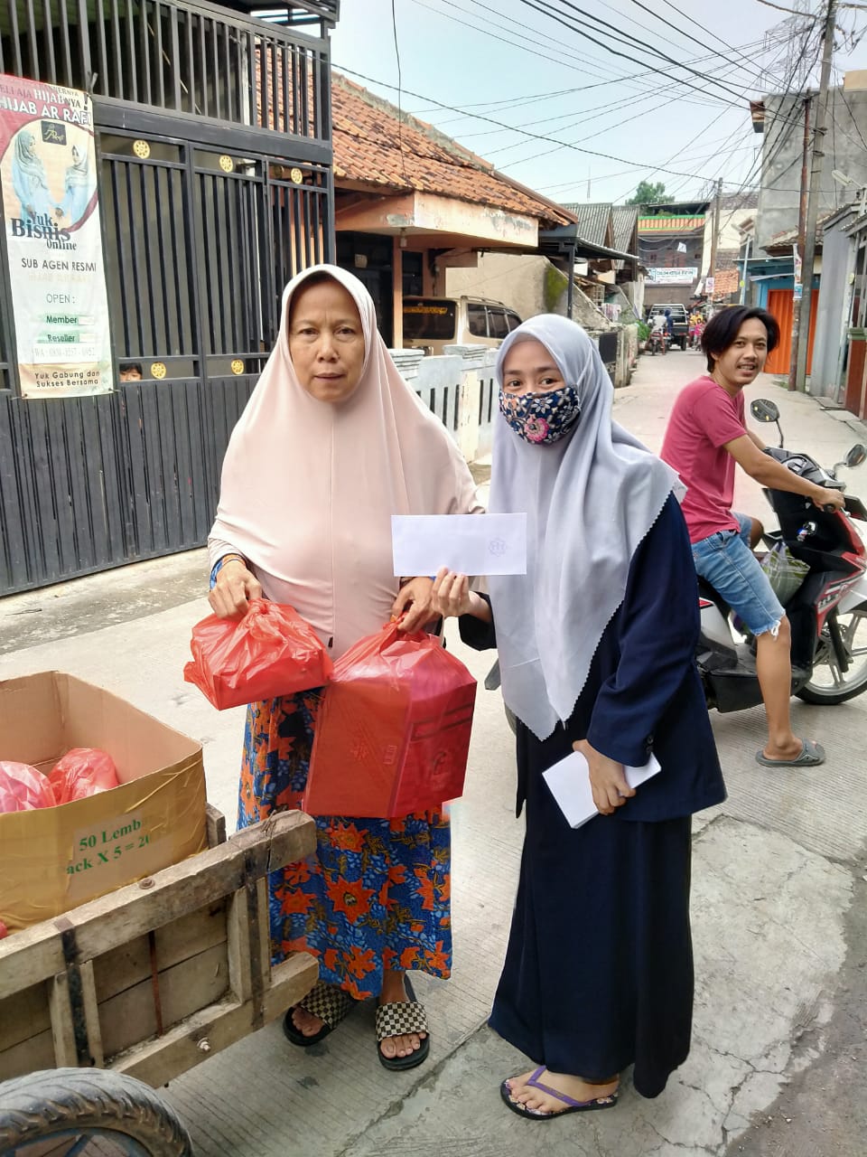 Seorang Ibu dan Anak Mendapatkan Bantuan.