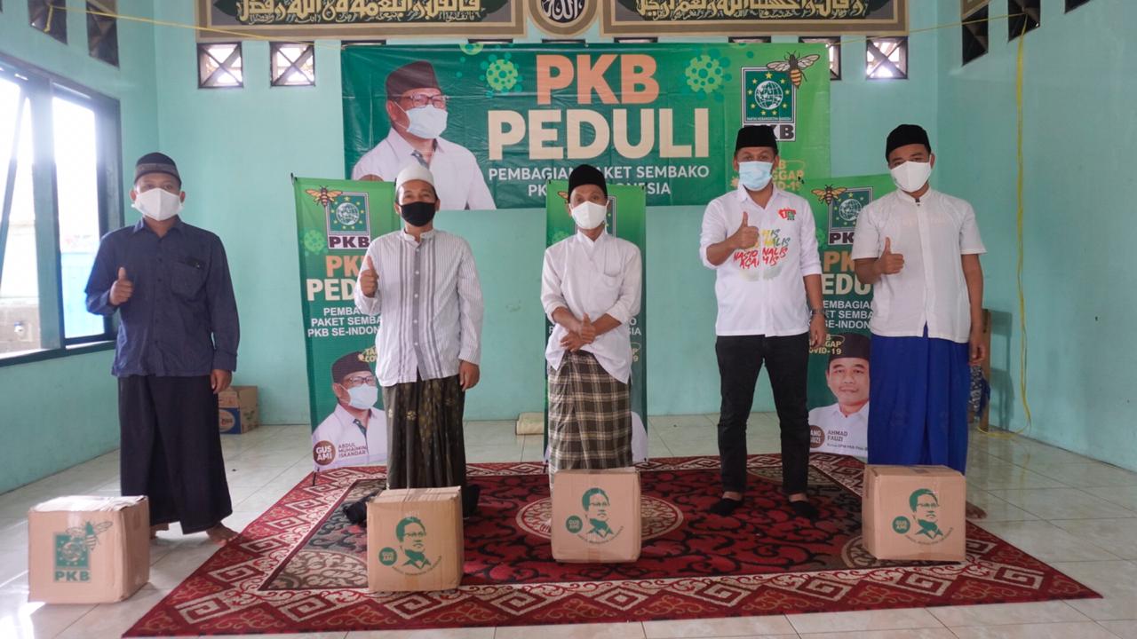 Ketua DPC PKB Kabupaten Tangerang Nur Kholis saat menyerahkan bantuan paket sembako kepada guru ngaji, Minggu (10/5/2020).
