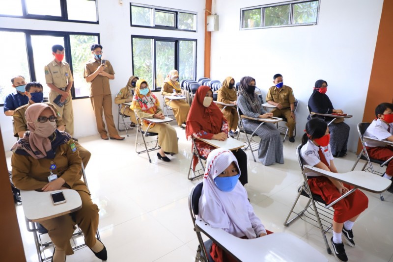 Perwakilan pelajar menerima bantuan pulsa dari Dinas Pendidikan Kota Tangerang untuk belajar di rumah selama pandemi COVID-19, Senin (11/5/2020).