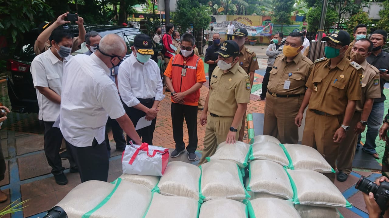 Wali Kota Tangerang Arief R. Wismansyah menunjukkan proses penyerahan bansos kepada Menteri Koordinator Bidang Pembangunan Manusia dan Kebudayaan Muhadjir Effendy, Senin (11/5/2020).