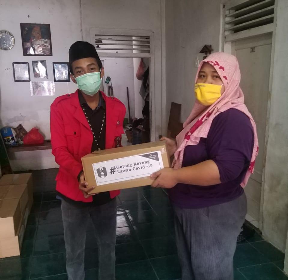 Pengurus DPC GMNI Kota Tangerang menyerahkan paket sembako kepada pelaku UMKM di Kota Tangerang.
