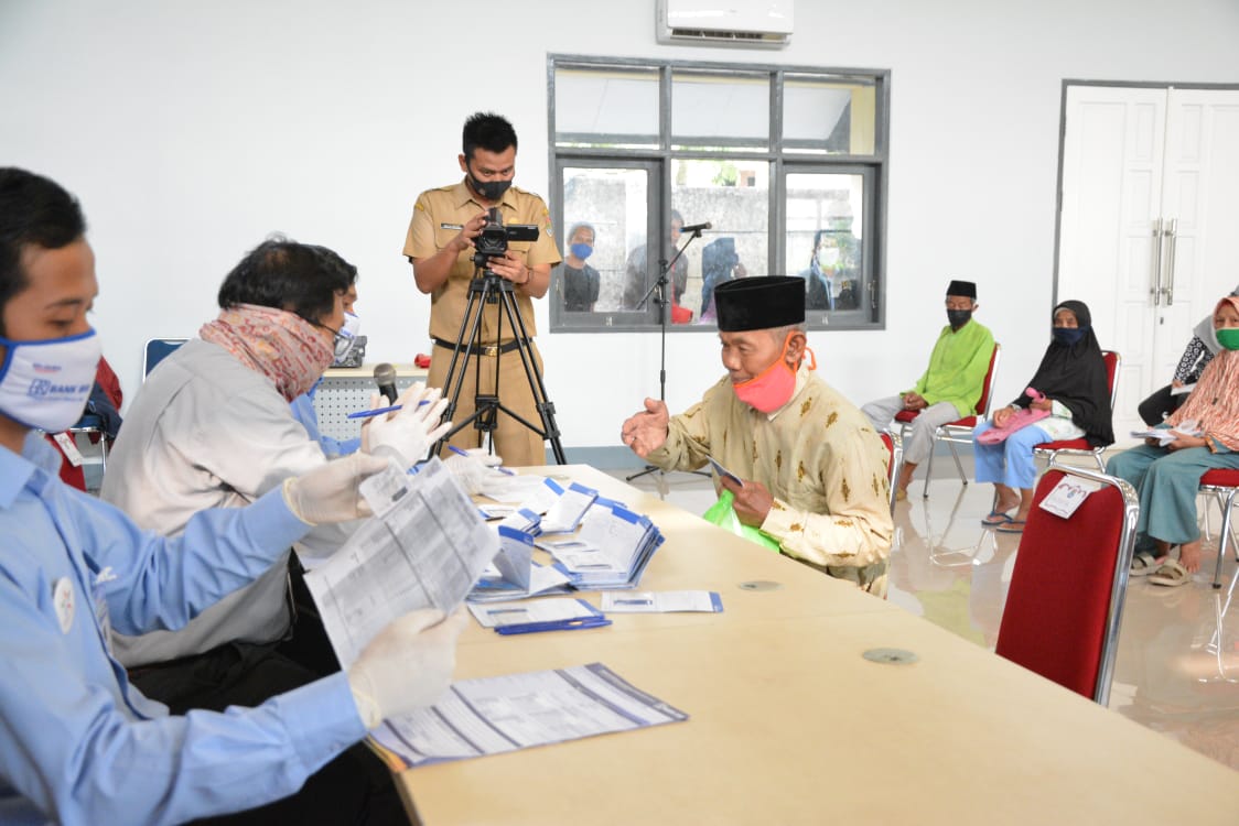 Bupati Tangerang Ahmed Zaki Iskandar secara simbolis menyerahkan bantuan tunai berasal dari APBD kepada masyarakat terdampak COVID-19, Senin (11/5/2020).